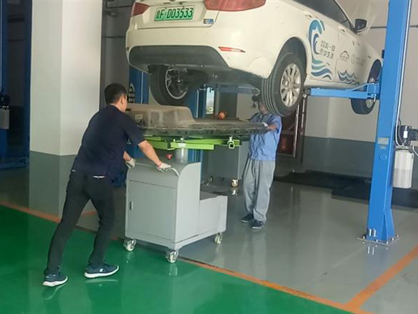 新能源汽车动力电池拆装小车